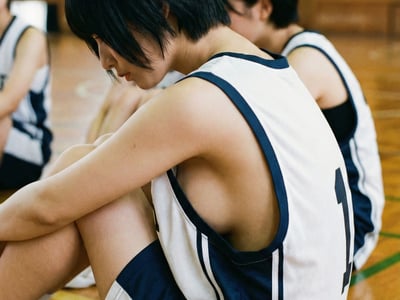 被霸凌的女篮队长，其实是被心机闺蜜下了药？