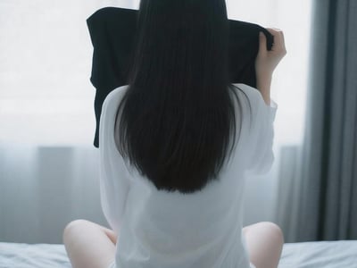 青梅竹马在背着我偷偷挖喷泉，为什么还拿着我的衣服？！