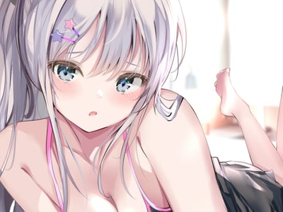 一觉醒来变成白毛美少女，但身体怎么这么敏感？