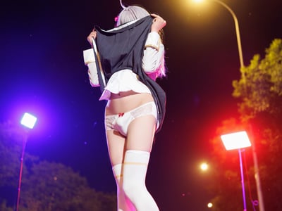 偷拍女更衣室竟发现美女的真身是男娘！