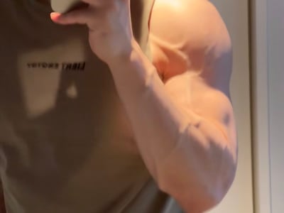 重生在文娱匮乏的世界，大明星为了求歌甘心成为我的情夫